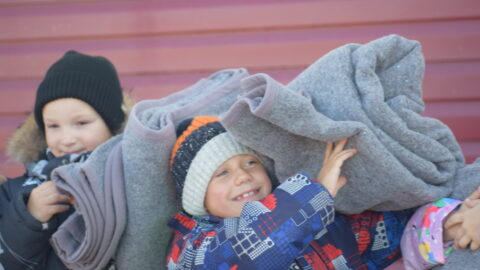 あなたの服が“希望の毛布”に。オンワード、カザフスタンへリサイクル毛布4,000枚を寄贈